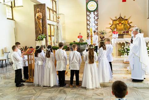 I Komunia św. Uroczystość I Komunii św., przystąpiło dwadzieścioro dzieci, uczniów klasy III