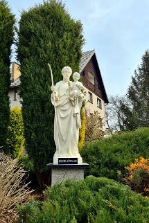 Figura św. Józefa Poświęcenie figury św. Józefa przy wejściu na plac kościelny.