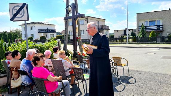 Nabożeństwo do Najświętszego Serca Pana Jezusa przy krzyżu, róg ul. Brzechwy – Wesoła 23.06.2024