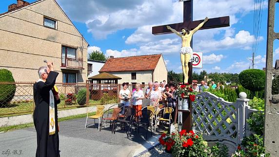 Nabożeństwo do Najświętszego Serca Pana Jezusa przy krzyżu, róg ul. Brzechwy – Wesoła 23.06.2024